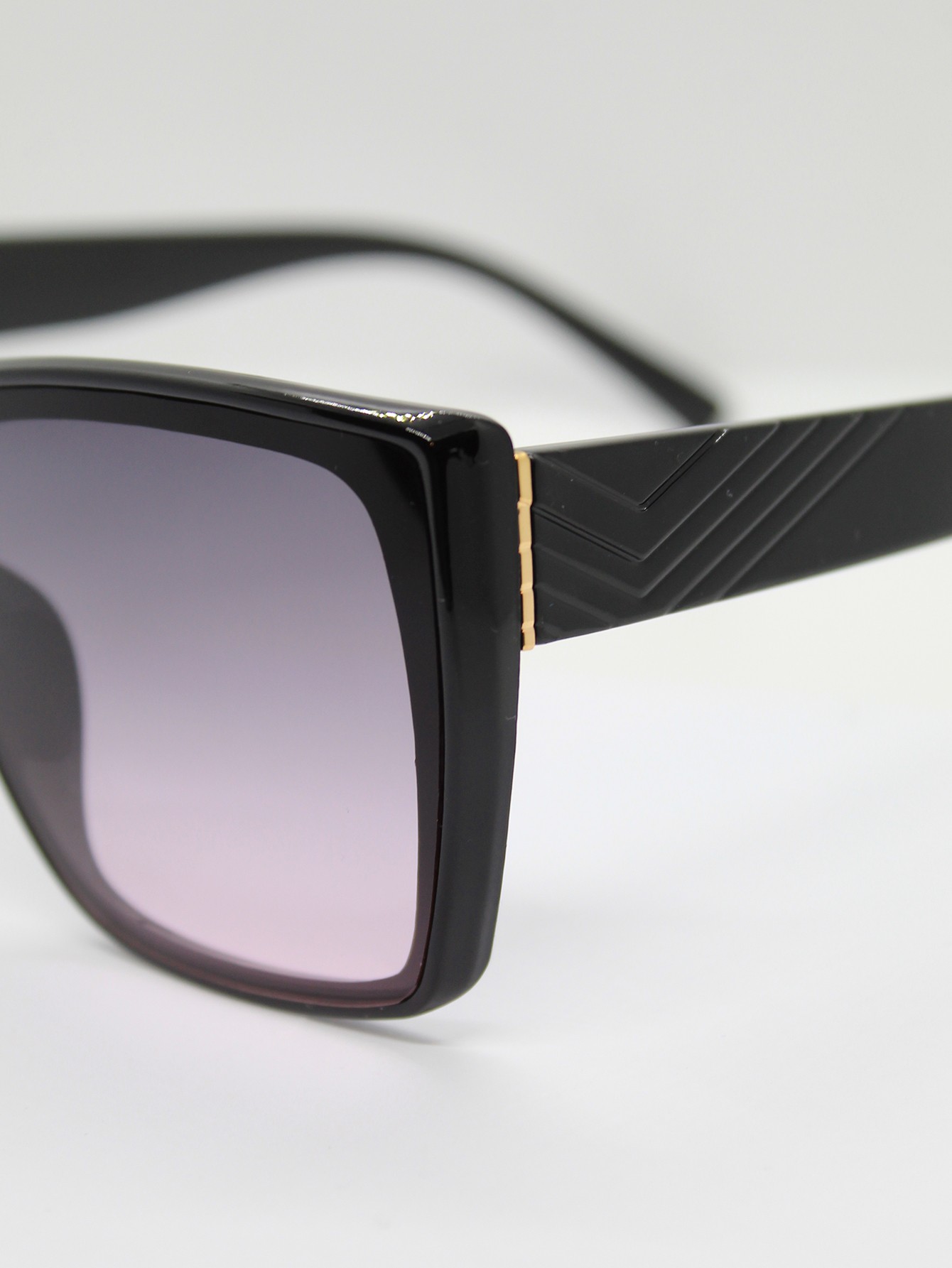 Lente de Sol Color Negro-Morado