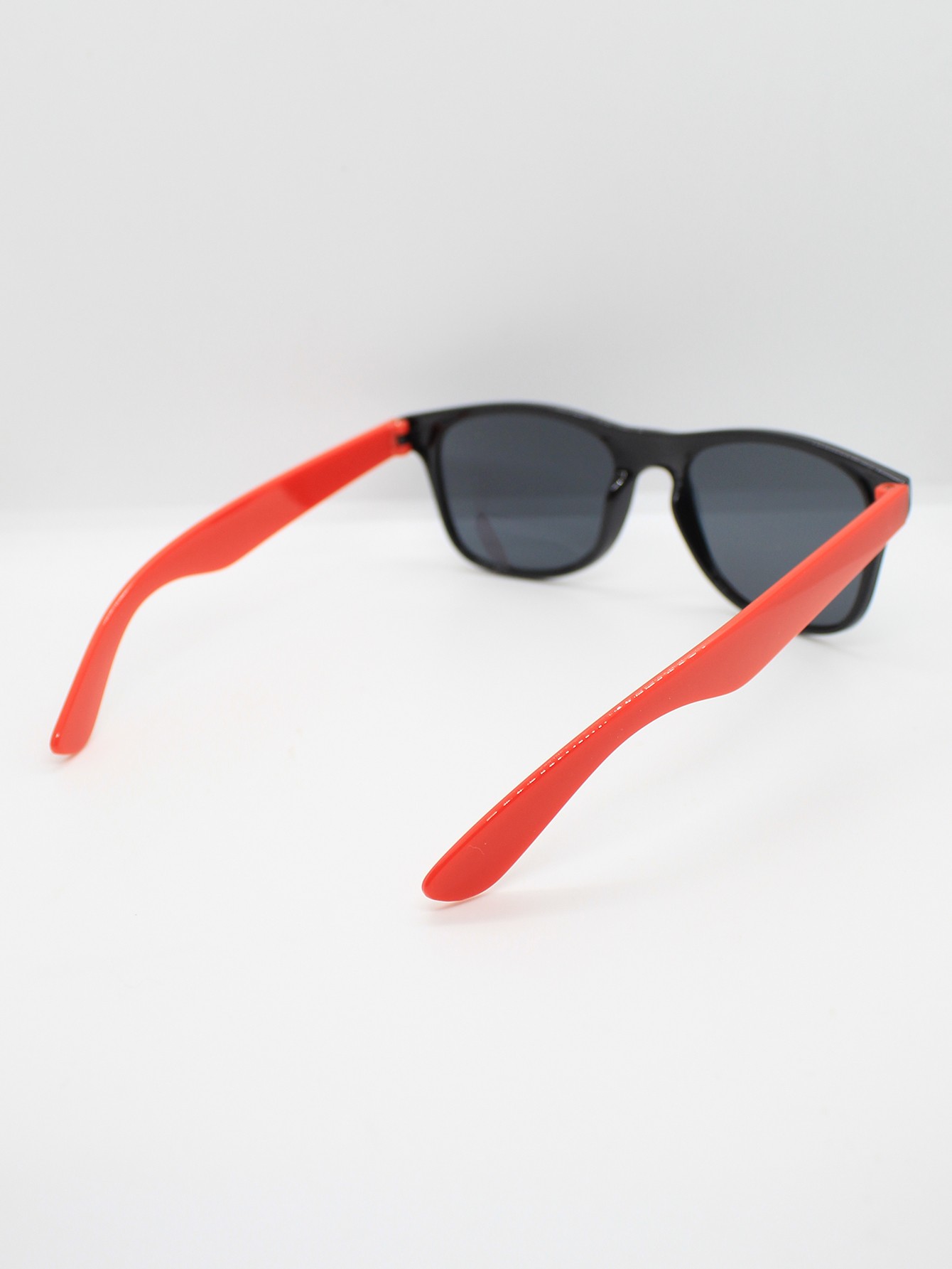 Lente de Sol Color Negro-Rojo