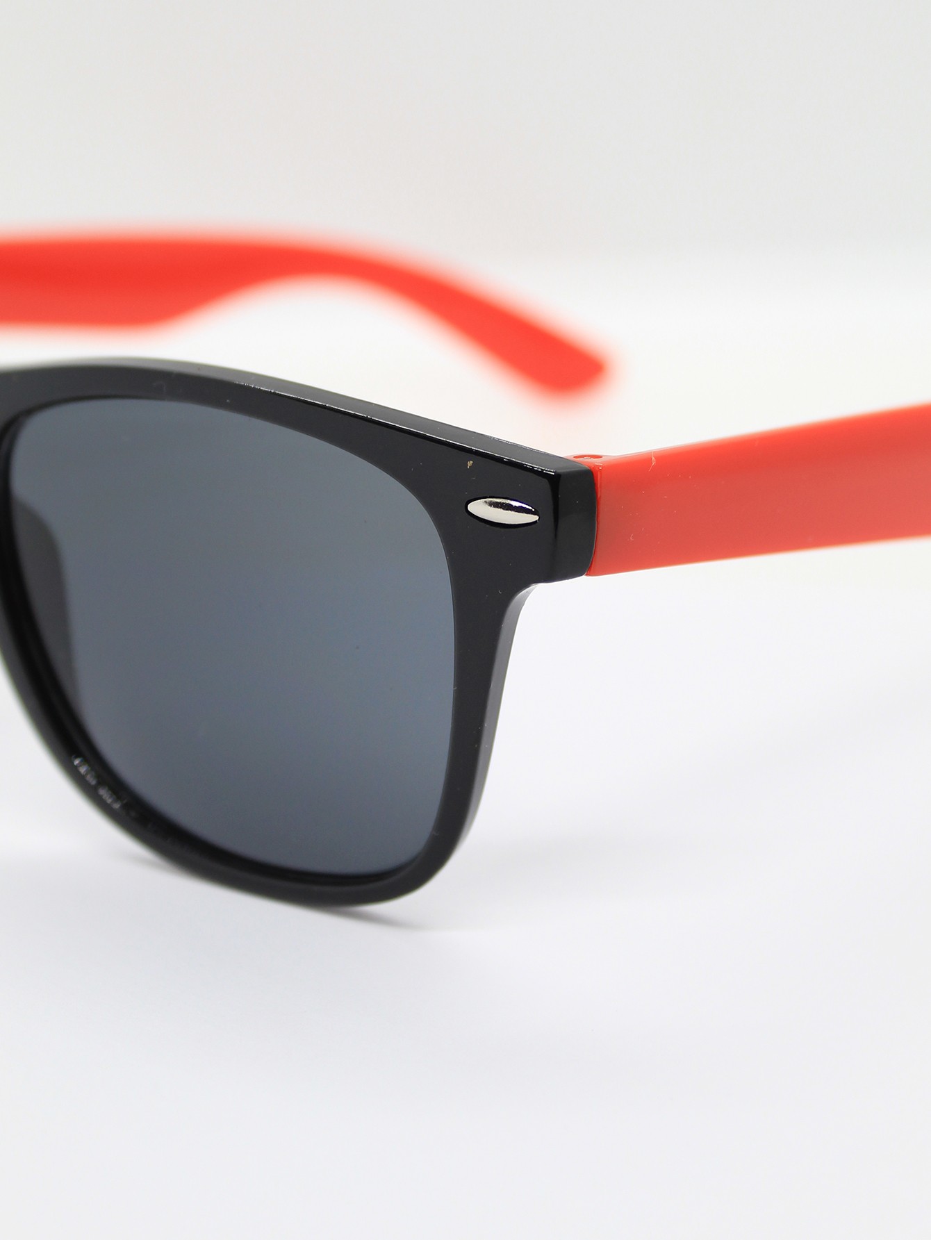 Lente de Sol Color Negro-Rojo