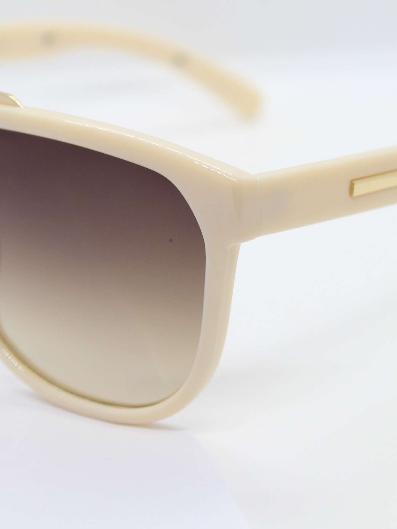 Lente de Sol Color Crema